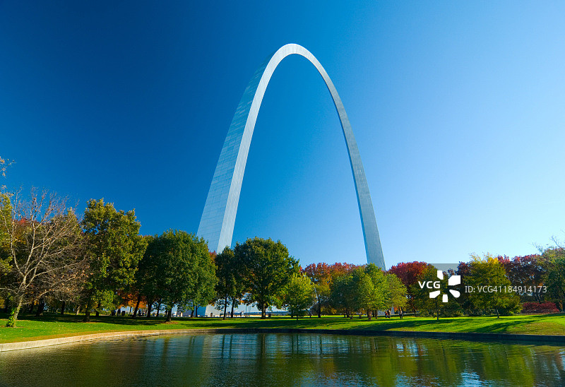 圣路易斯拱门与湖泊图片素材