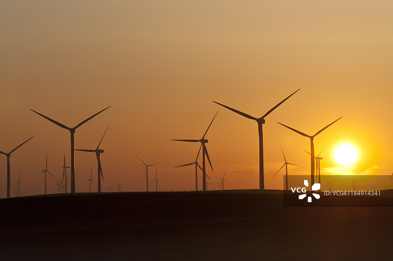 风力发电场上的日落图片素材