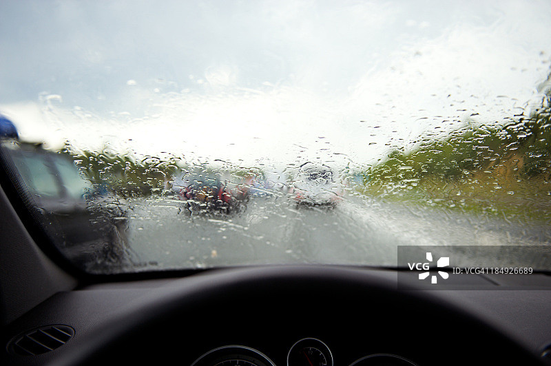 在雨天驾驶图片素材