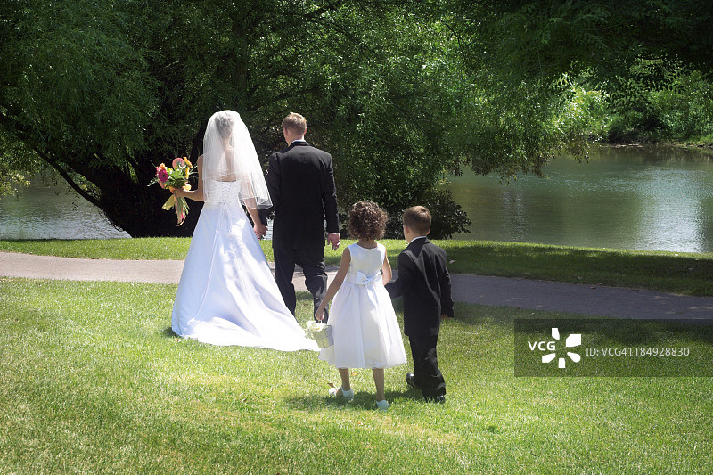 行走中的新娘和新郎图片素材