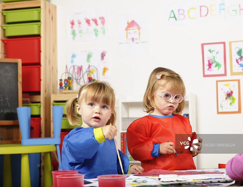 幼儿园里享受艺术和手工乐趣的幼儿女孩图片素材