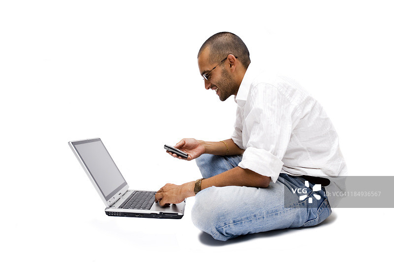 使用手机/笔记本电脑的印度男人图片素材