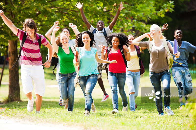 奔跑着的大群快乐伙伴图片素材