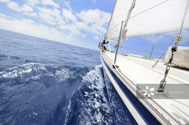 在夏日驶向地平线的游艇图片素材