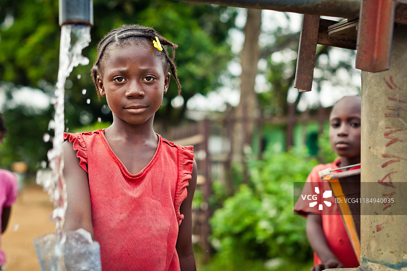非洲儿童从水井中抽水图片素材