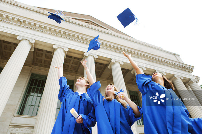 高中毕业典礼抛学士帽庆祝图片素材