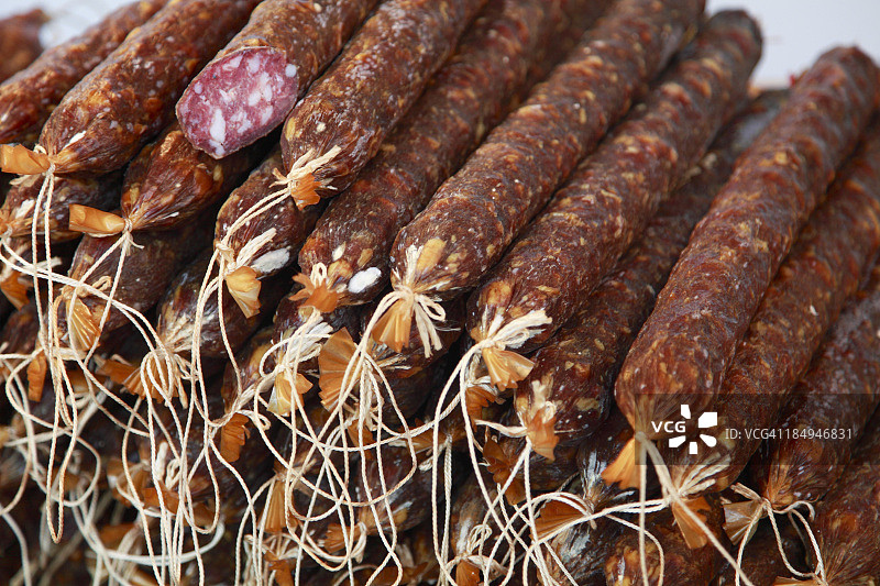 市场上的萨拉米香肠图片素材