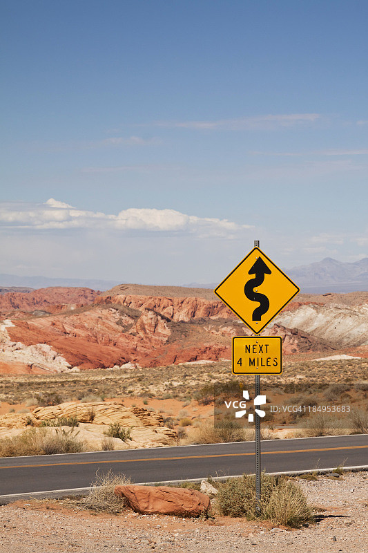 向右弯曲道路交通标志图片素材