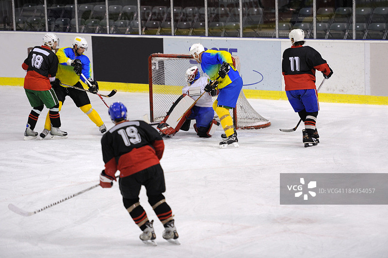 冰球进攻动作图片素材