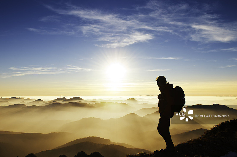 日落时分山上的徒步者图片素材