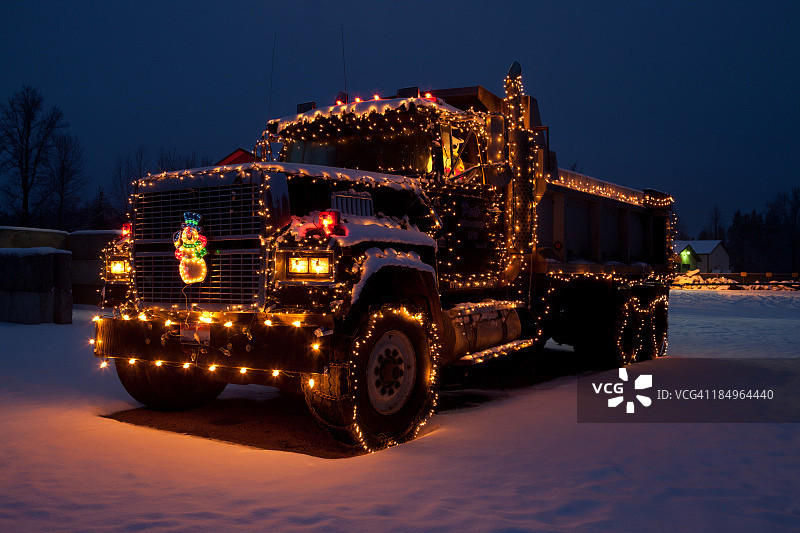装饰着圣诞灯的自卸卡车图片素材