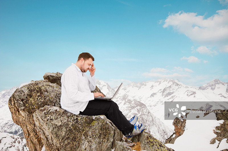 顶着笔记本电脑的男人图片素材