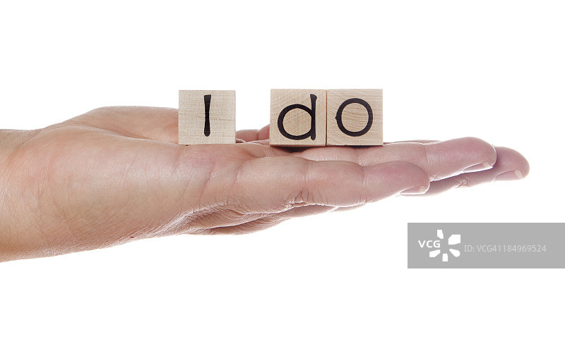 手握“我愿意”字样图片素材