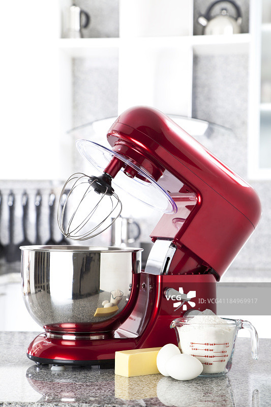 厨房台面上的红色电动搅拌机图片素材