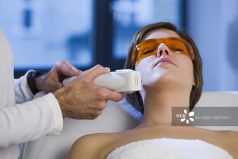 女人接受面部脱毛治疗图片素材