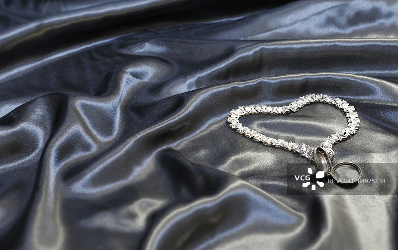 黑色缎面上的古董小盒图片素材