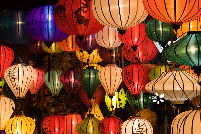 越南会安市的丝绸灯笼图片素材