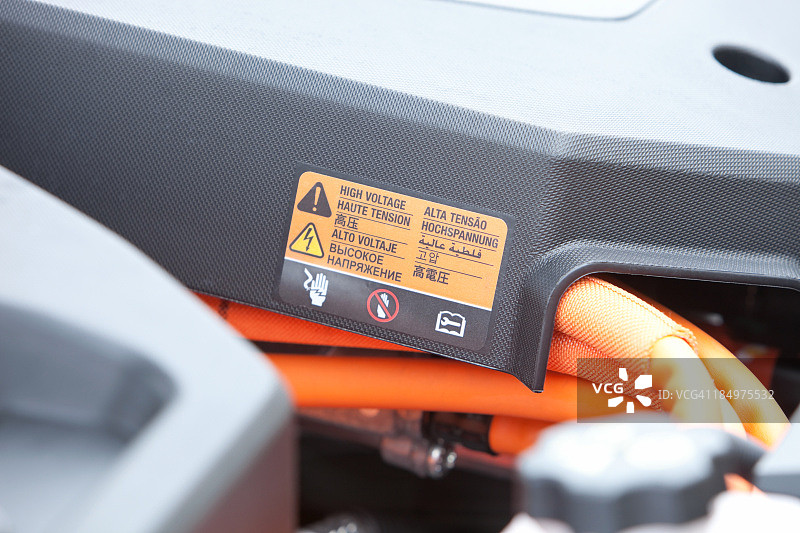 带高压标签的电动汽车发动机舱图片素材
