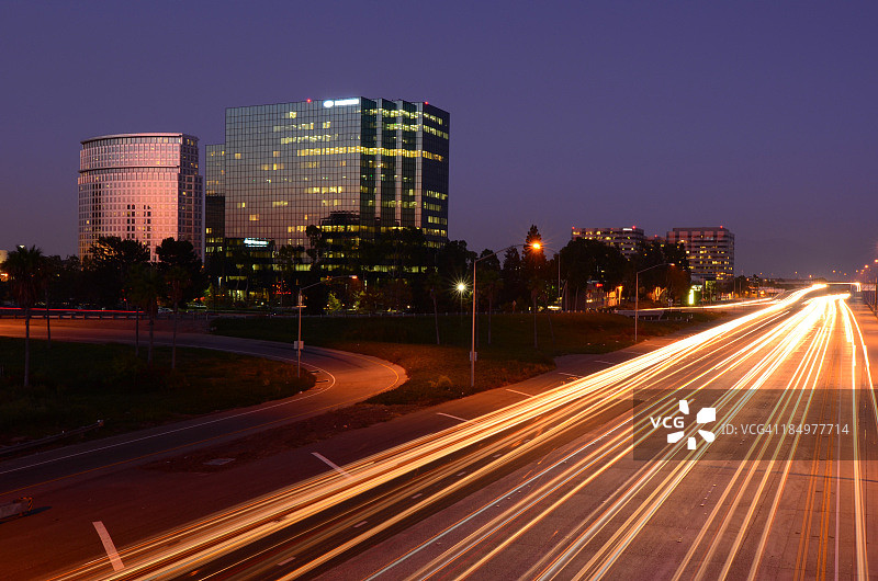 黄昏时的科斯塔梅萨和405高速公路图片素材