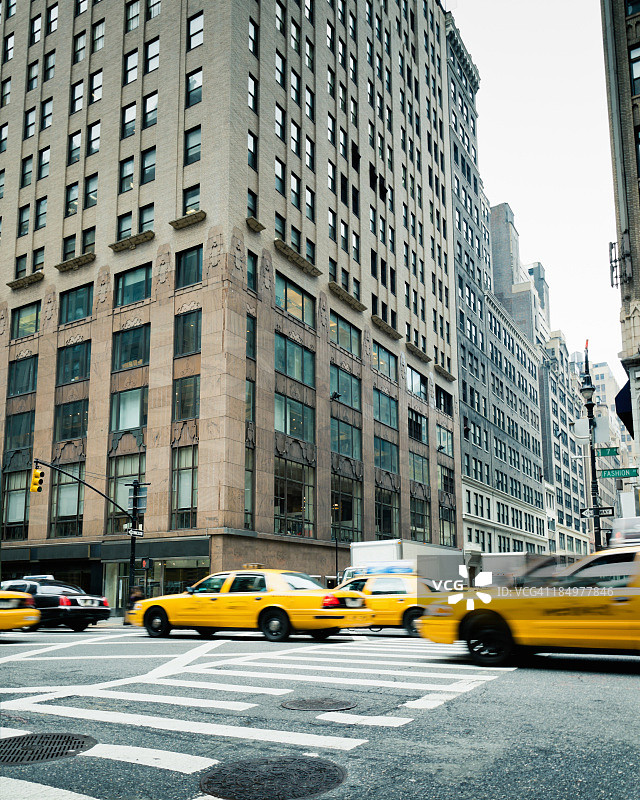 纽约市曼哈顿时尚大道上的出租车图片素材