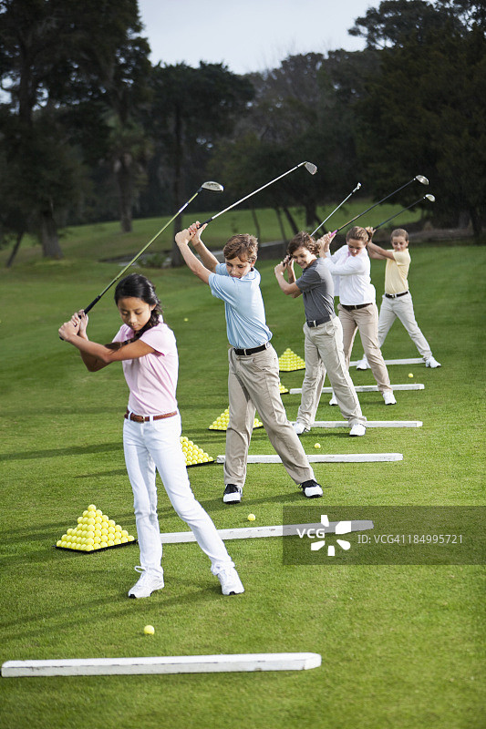 在高尔夫练习场的儿童图片素材