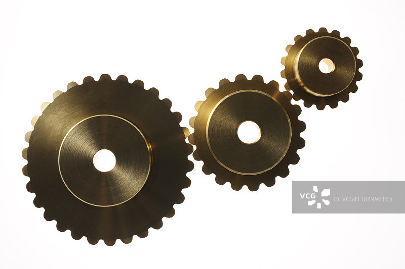 白色背景下的三个金属齿轮图片素材