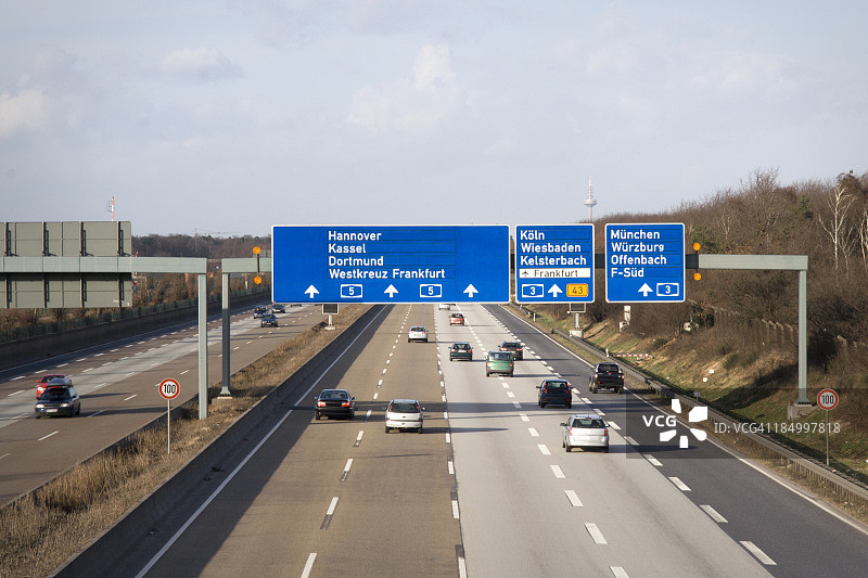 德国A5高速公路上的道路标志和交通图片素材