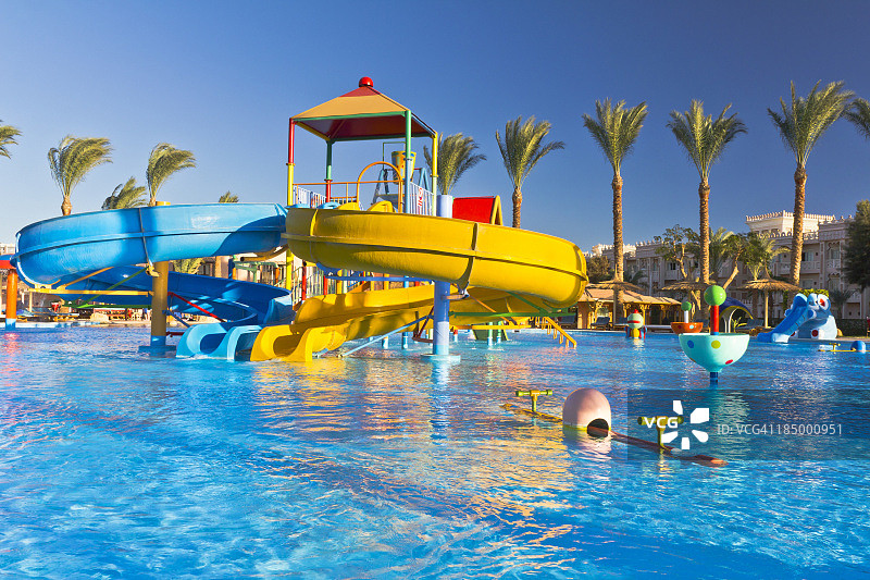 豪华热带度假村内的水上乐园图片素材