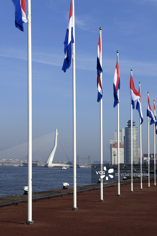 荷兰国旗与鹿特丹伊拉斯谟大桥图片素材