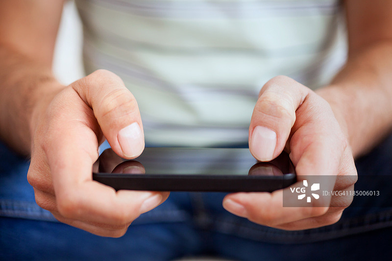 使用智能手机的男人图片素材