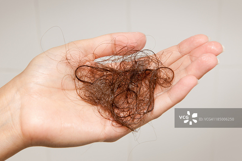 脱发——女人拿着一个毛球（XXXL）图片素材