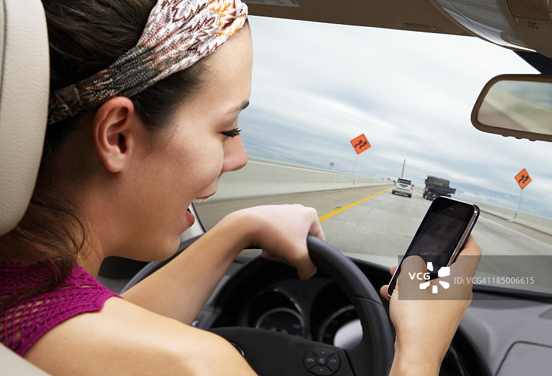 发短信和开车图片素材