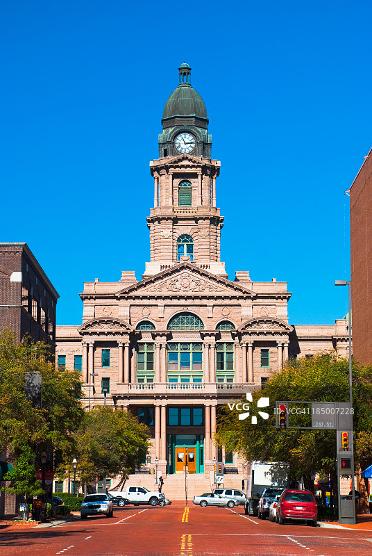 白天拍摄的塔兰特县法院的房屋正面图片素材