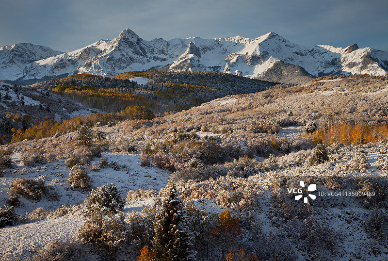 达拉斯分水岭的秋雪日出图片素材