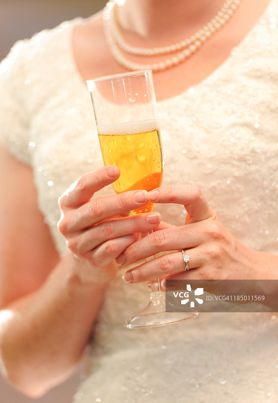 手持香槟的新娘图片素材