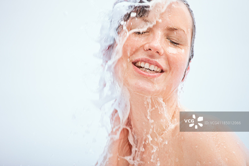 年轻女人在淋浴图片素材