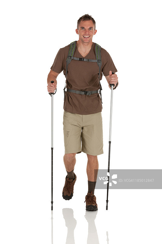 男人拄着登山杖图片素材