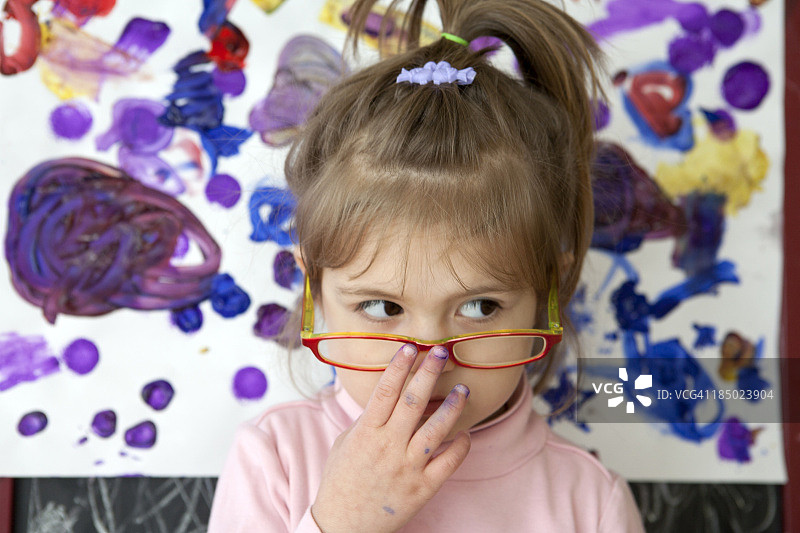 年轻女孩戴着眼镜看向一侧图片素材