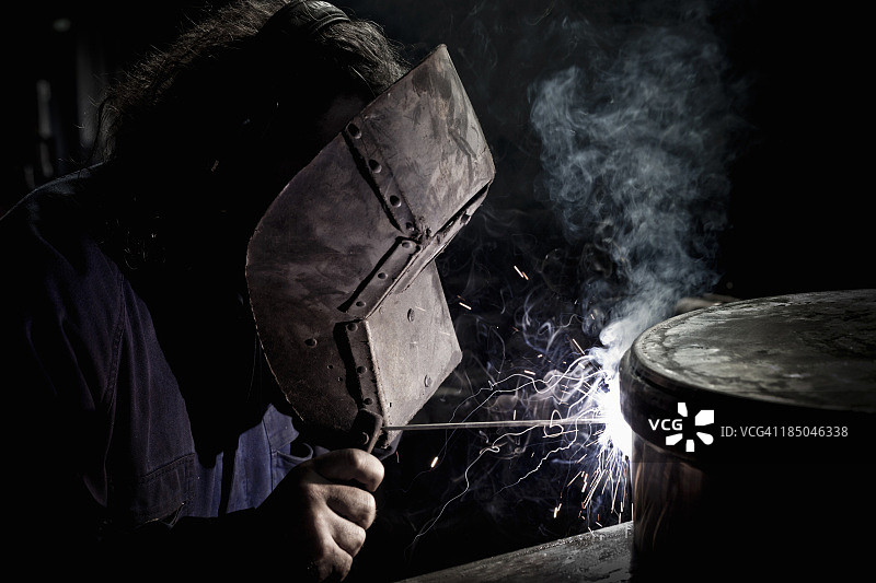 钢铁厂焊接工人图片素材