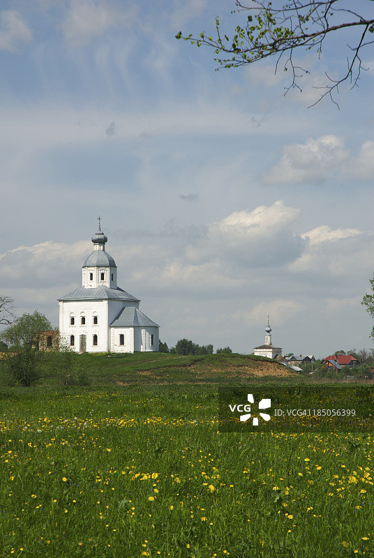 草地上的教堂图片素材