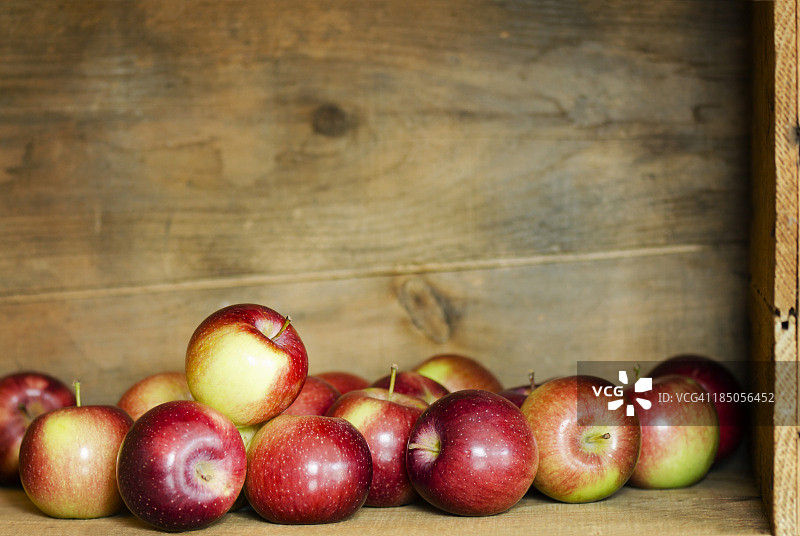 装在板条箱里的澳洲青苹，含横版文案空间图片素材