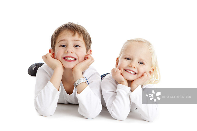 两个可爱的小朋友微笑图片素材