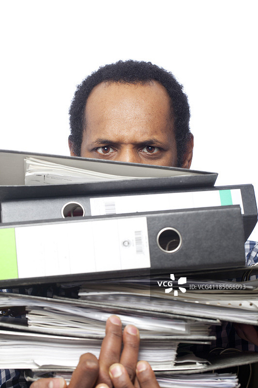 拿着档案的年轻商人图片素材