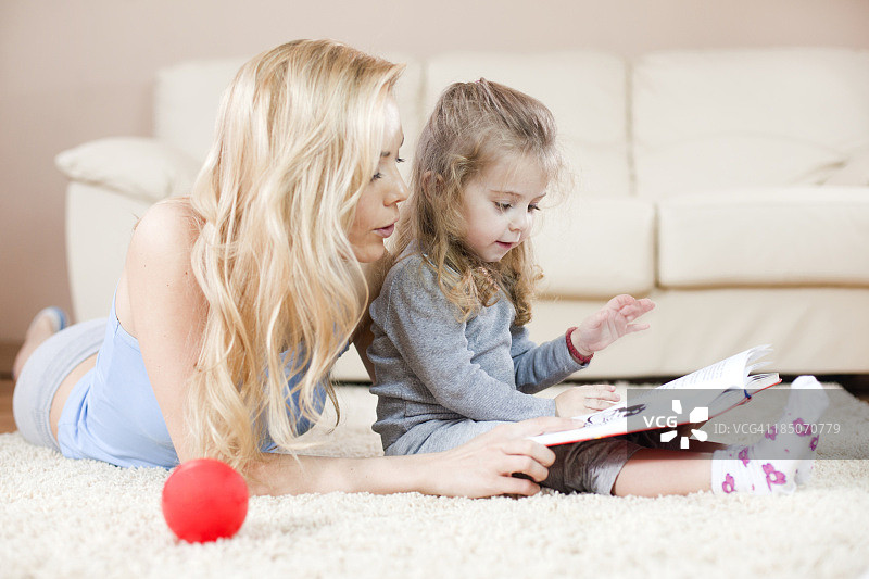 母女一起快乐地听故事图片素材