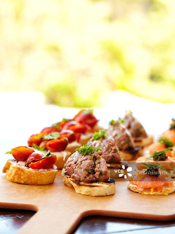 奶酪番茄鹅肝野生三文鱼意式烤面包图片素材