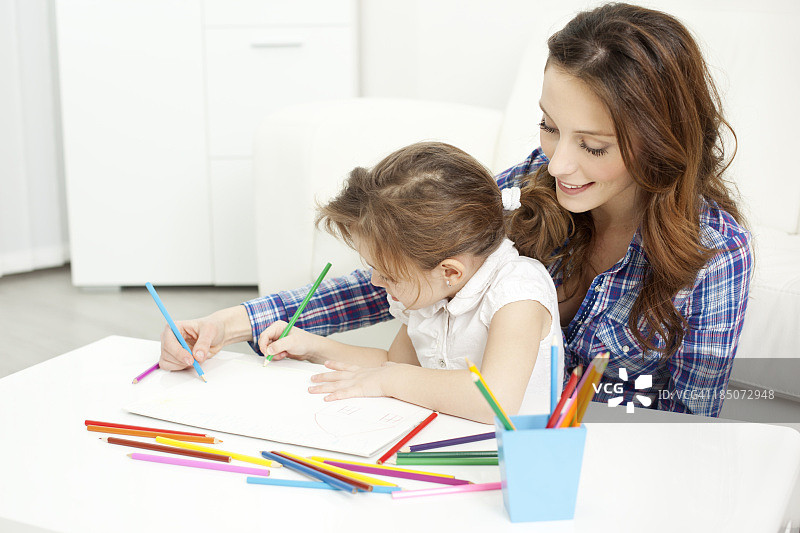 母亲和孩子画着色书图片素材