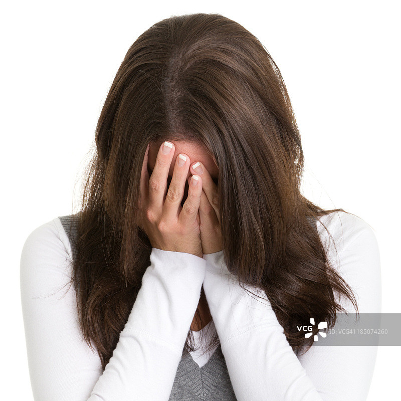 悲伤的年轻女子捂着脸图片素材