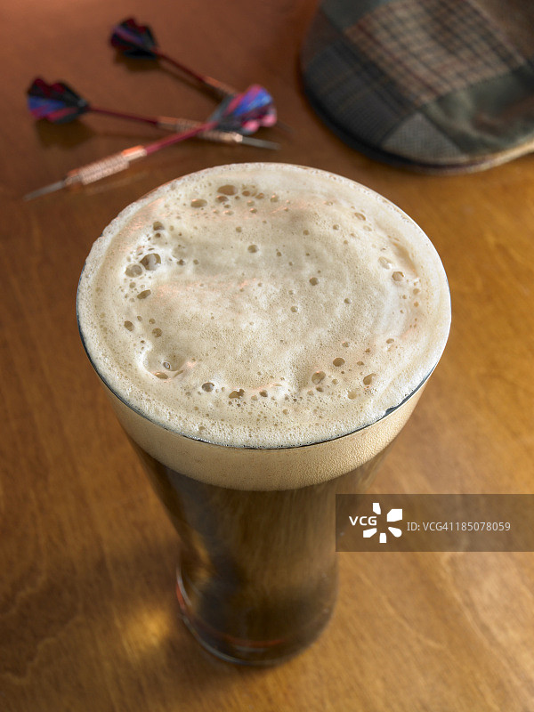 俯视角度拍摄的吧台上的一杯黑啤酒图片素材