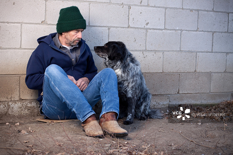 带着狗的流浪汉图片素材