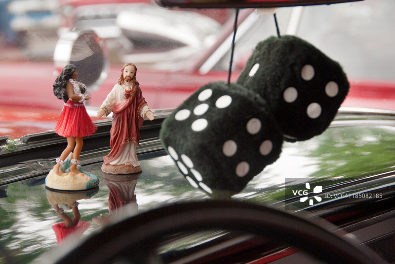 模糊骰子、草裙舞女和耶稣图片素材